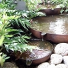 写真2　雨水を鉄製の創作物で受け止めることにより雨の庭<sup>TM</sup>を視覚的に設計した例