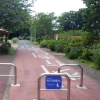 写真11　自転車と歩行者の通行帯区分が路面に描かれた区画線と車止の標識で指示されている