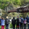 写真14　 カワラウ渓谷吊橋でバンジージャンプを見物する人々