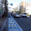 写真4　青い舗装と矢羽で明示された自転車通行帯（岡山市）