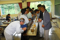 長野県きのこ衛生指導員の花岡さん（手前右）